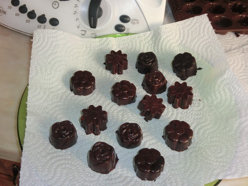 Bombons caseiros - chocolate negro 70%, alguns recheados com avelãs, outros com goji e outros simples Bombons caseiros - chocolate negro 70%, alguns recheados com avelãs, outros com goji e outros simples