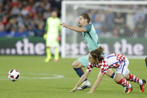 modric aos pés de adrien.JPG