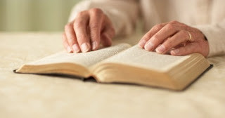 Bíblia e mãos.jpg