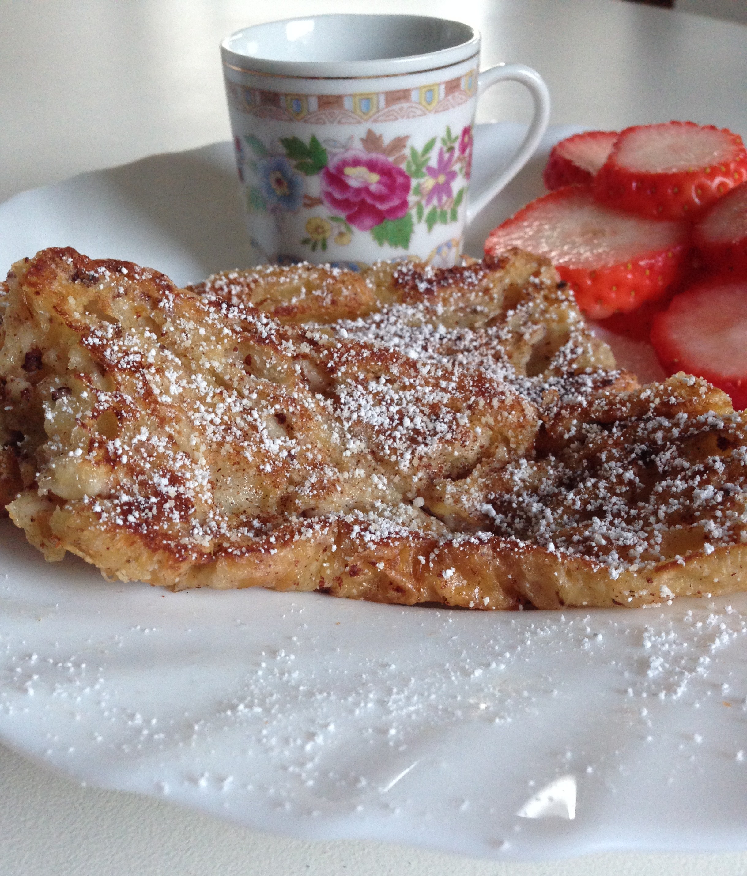Croissant french toast com morangos. Oui c'est ça! Comida para solteiros